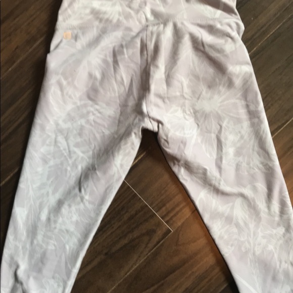 Mid-Rise Printed Powerhold® Capri in Blossom - Picture 3 of 4